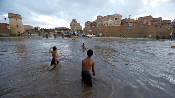 " 13 " قتيلا بينهم طفلان جراء فيضانات عارمه دمرت عددا من المنازل والمركبات في اليمن ...شاهد (فيديو+تفاصيل)