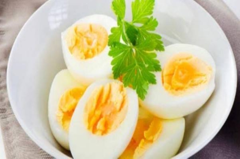 ماذا يحدث لجسمك عند تناول البيض يومياً!