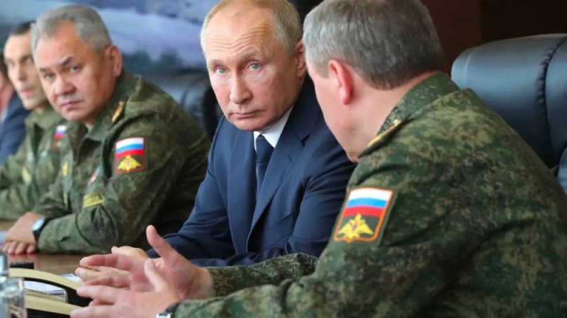 بعد الخسائر الفادحة في أوكرانيا .. "بوتين" يطيح بالخمسة الكبار في الجيش الروسي