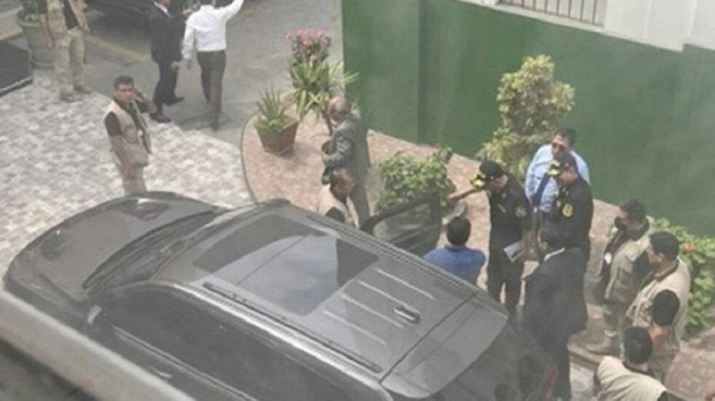 بعد ساعات من إعلان عزله.. اعتقال رئيس بيرو بيدرو كاستيلو ...شاهد