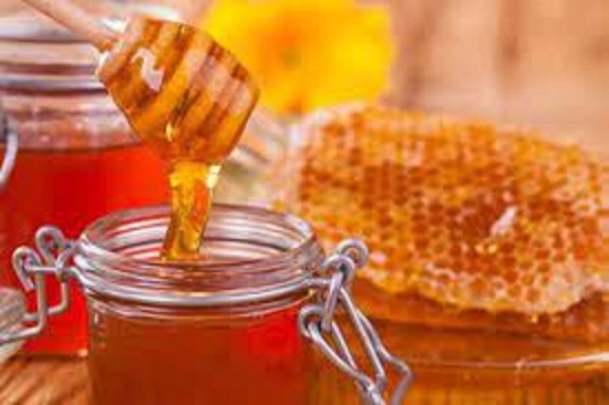 خبير تغذيه يوضح طرق التفريق بين العسل الأصلي والمغشوش.. وعن طريقة خاطئة يعتمد عليها البعض...شاهد