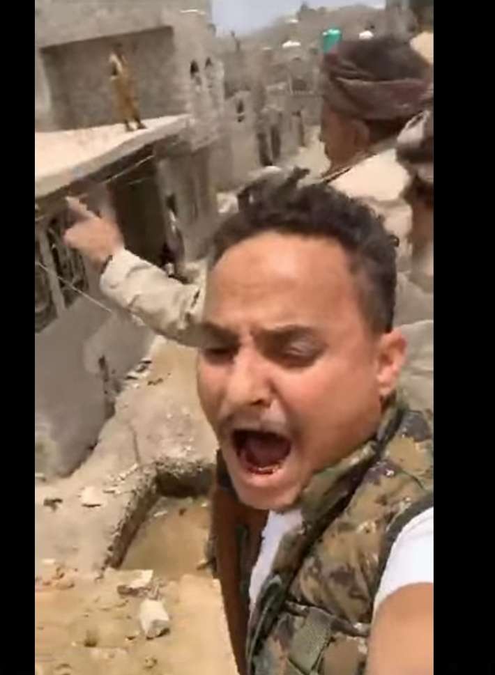 فيديو مواطن يصرخ بقوة وسط صنعاء: هذي دولتك الفاسدة يا عبدالملك الحوثي بيوقع مقتول 