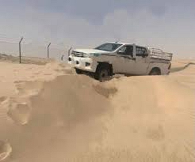 أب يصطحب ابنه إلى موقع لرعي الأغنام في البر بصحراء النعيرية.. وبعدما علقت السيارة كانت المفاجأة!