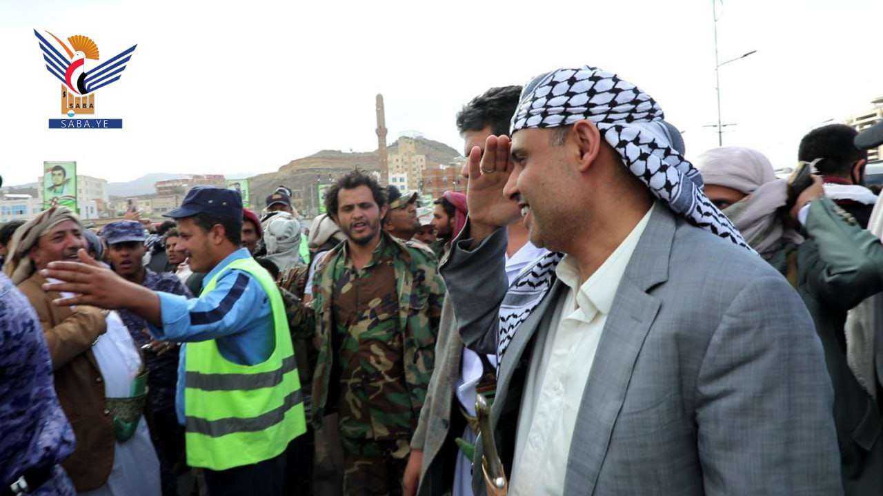 رئيس الحوثيين يظهر بقلب العاصمة صنعاء ويقوم بهذا العمل(صور)