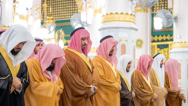 ولي عهد السعودية يزور المسجد النبوي ومسجد قباء ويؤدي الصلاة بهما وسط تفاعل كبير(فيديو+صور)