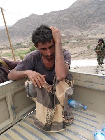 مجاميع حوثية تسلم نفسها لقوات الجيش بعد فرار قيادتها..شاهد كيف ظهر أحد الحوثيين بعد أسره!