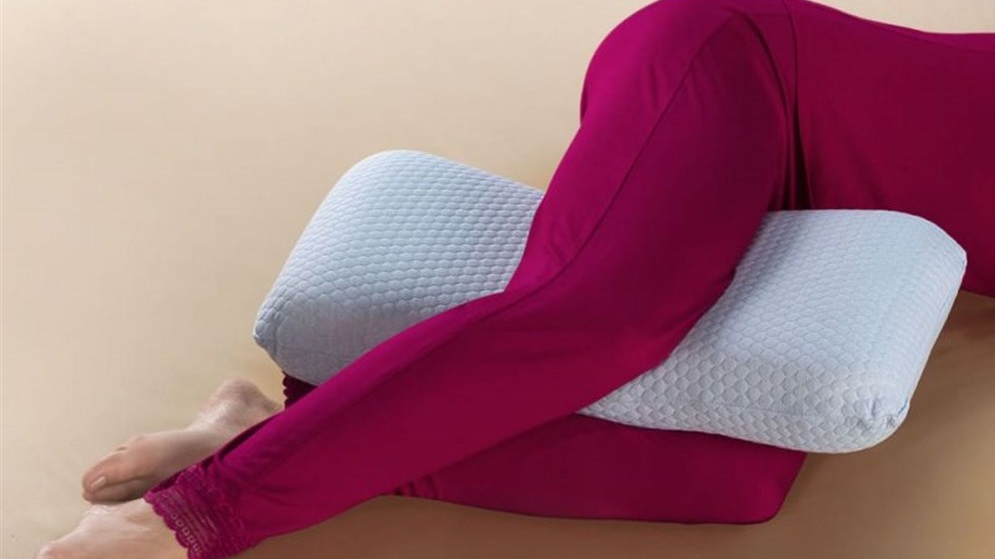 المرأة تحب وضع وسادة بين فخذيها عند النوم ..لماذا؟ ستندهش عند تعرف السبب!