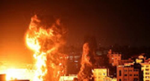 إسرائيل تشن قبل قليل غارات "عنيفة" على قطاع غزة وانقطاع التيار الكهربائي جراء القصف.. صور