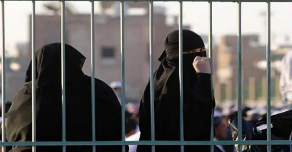 الشرطة السعودية تلقي القبض على 72 امرأة دفعة واحدة بعد مداهمة  أحد الأماكن  المغلقه ...شاهد ( فيديو+تفاصيل )