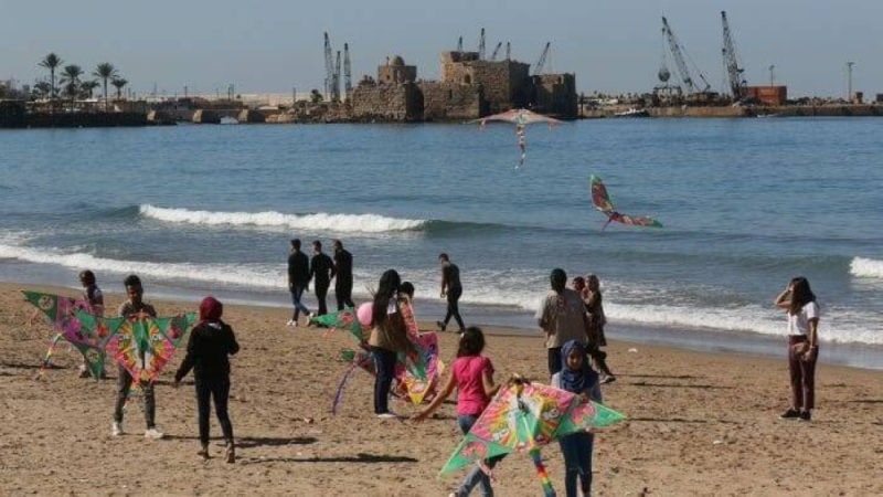 رجم سيدة ترتدي "مايوه" رفقة زوجها على شاطئ صيدا يثير ضجة في لبنان