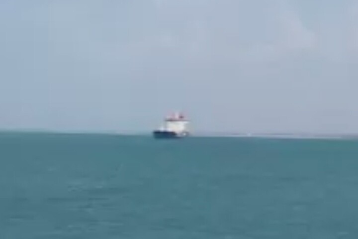 هجوم مسلح على سفينة تجارية قبالة ميناء الحديدة      