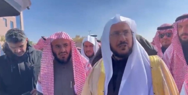  شاهد: وزير الشؤون الإسلامية بالسعودية يطلب عدم وضع أكثر من أربع سماعات خارجية في الجوامع