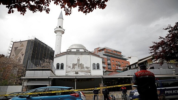 طعن خمسة أشخاص داخل مسجد اليوم الاثنين عقب الصلاة في عاصمة هذه الدوله ...!!!