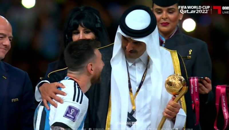 شاهد: أمير قطر يتوج لاعب منتخب الأرجنتين ليونيل "ميسي" بجائزة أفضل لاعب في كأس العالم2022