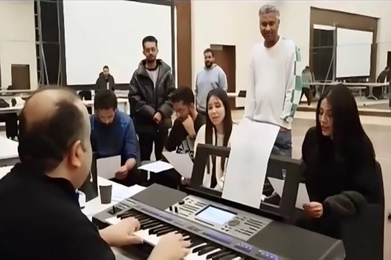 شاهد.. الأمير "عبدالرحمن بن مساعد" يعزف البيانو والفنانة "أسيل عمران" تغني