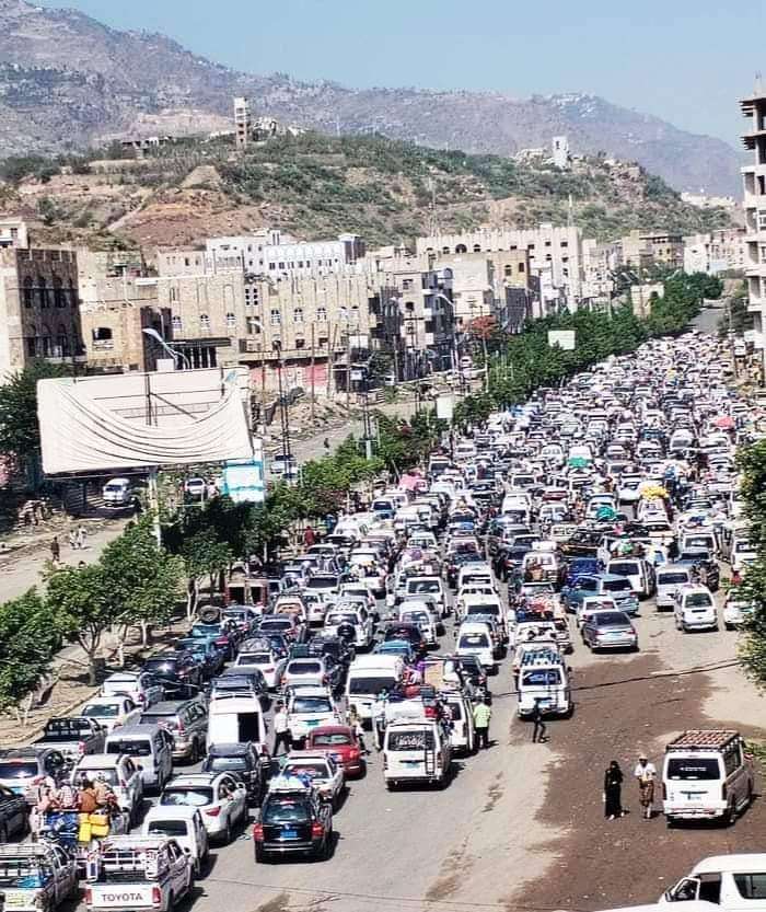 توجيهات من قيادة محور تعز بشأن حمل المسافرين بين مدينة تعز والحوبان للعملة      