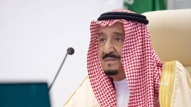 "الملك سلمان" يشعل تويتر بتغريدة مفاجئة بمناسبة "ذكرى التاسيس" .. ماذا قال