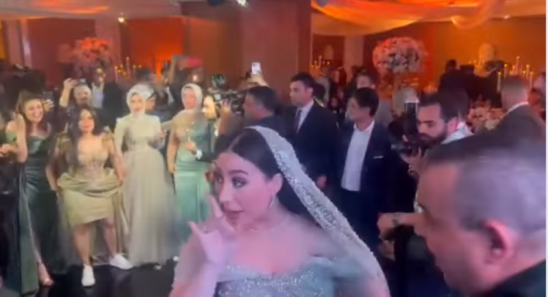 شاهد.. المطربة المصرية "بوسي" غاضبة في حفل زفافها : " عليا الطلاق أبوز الجوازة"