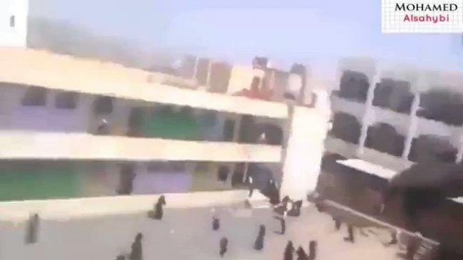 قيادي حوثي يطارد طالبات إحدى المدارس وهكذا انتفضن في وجهه .. وصراخهن تهتز له القلوب (فيديو)