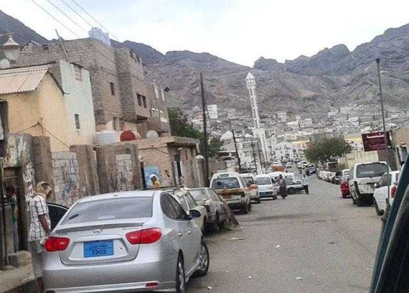 شاب يعترض فتاة في أحد شوارع مدينة عدن ويباغتها بطعنات قاتلة (صورة)