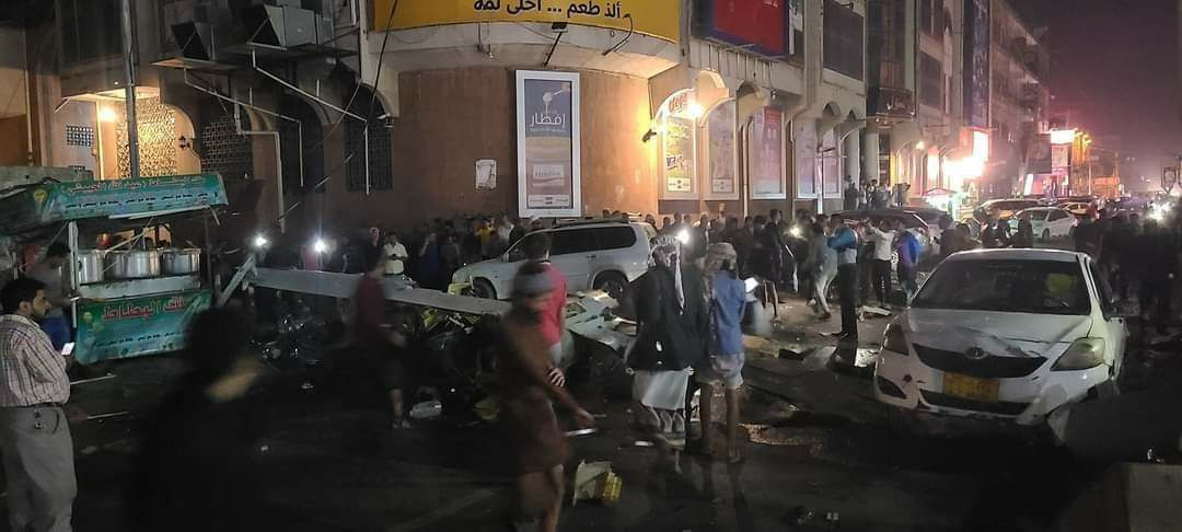 ورد الأن : حصيله للقتلى والجرحي بسبب سقوط طائرة على حي سكني في صنعاء(فيديو +حصيله اوليه)             