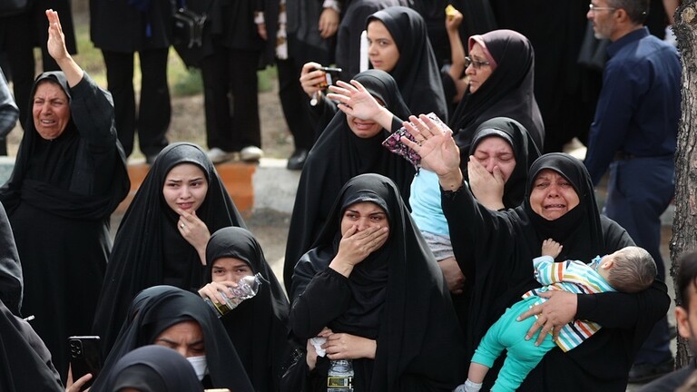 شاهد : ابنة قاسم سليماني تقدم خاتم والدها ليدفن مع جثمان وزير الخارجية عبد اللهيان -فيديو