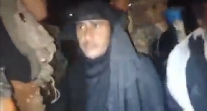 شاهد: لحظة القبض على قيادي حوثي متخفي بالعباءة والنقاب في نقطة أمنية بمحافظة مأرب (فيديو)