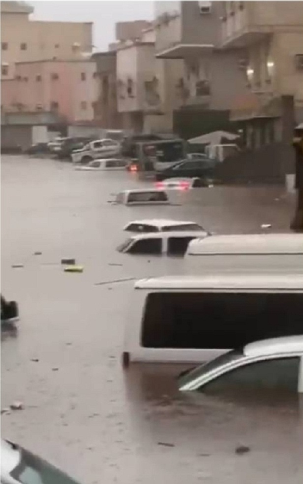 السعودية.. فيديو جديد لغرق المركبات في مياه الأمطار الغزيرة في حي السامر بجدة..شاهد