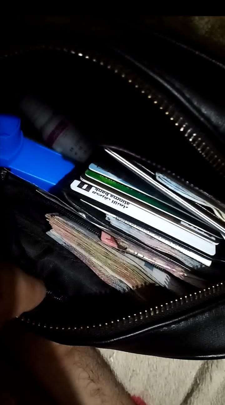 مغترب يمني يُعيد لمواطن سعودي مبلغًا ماليًا كبيراً وبطائق بنوك عثر عليها (صور) 