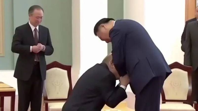 حقيقة صورة الرئيس الروسي" بوتين " وهو جاثيا على ركبته يقبل يد الرئيس الصيني