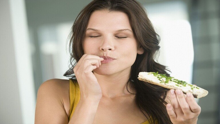 لماذا يكون مذاق الطعام أفضل عند الشعور بالجوع؟ دراسة جديدة تٌجيب