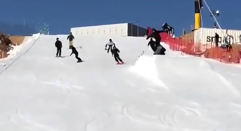 الحلم أصبح حقيقة.. شاهد: أول تجربة لاختبار أسطح التزلج على الثلج الصناعي في منطقة نيوم بالسعودية   