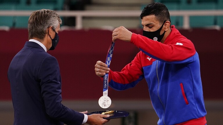 في أولمبياد طوكيو لاعب إيراني يهدي ميداليته الفضية لإسرائيل