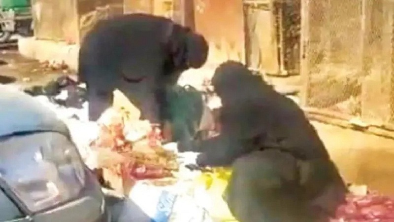 صور مؤلمة نساء في العاصمة صنعاء يبحثن عن الطعام وسط القمامة تثير الغضب