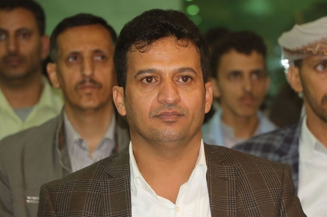   القيادي الحوثي "حسين العزي" يثير سخط اليمنيين عبر تويتر
