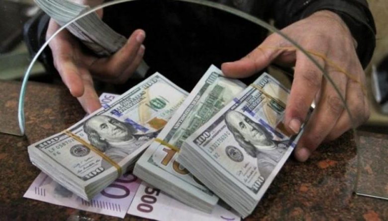 صحيفة سعودية تكشف المسئول عن أزمة السيولة النقدية والتلاعب بقيمة العملة في اليمن 